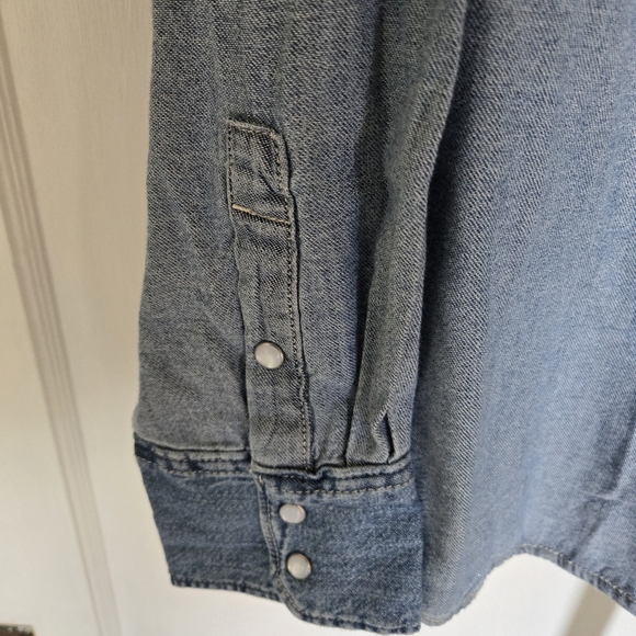 Levi's Strauss Denim Buttondown sz Medium - Picture 3 of 6
